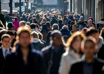 Number of people walking on street